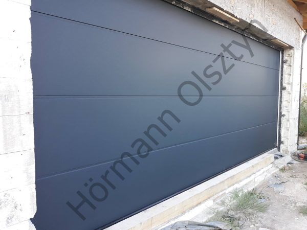 Brama segmentowa firmy Hormann przetłoczenie L – kolor antracytowy