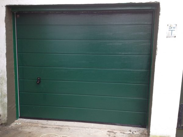 Brama garażowa firmy hormann w kolorze zielonym
