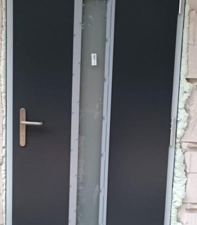 Drzwi firmy Hormann Thermo65 kolor antracytowy, przeszklenie piaskowane.